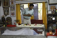 Celebrities pay tributes to Bapu Photos
